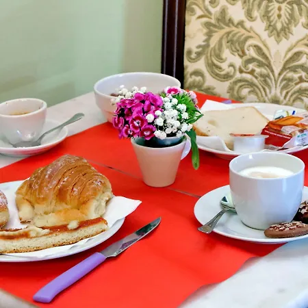 לינה וארוחת בוקר Antico Platano 4*