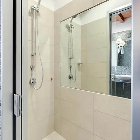 לינה וארוחת בוקר Antico Platano 4*